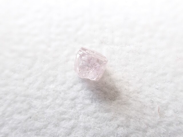 内部に傷とカーボンが有りますほんのりピンク　天然ダイヤモンド原石(1)  重量約0.1ct